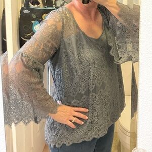 Kenzie XXL grey lace bell sleeve blouse excellent condition!